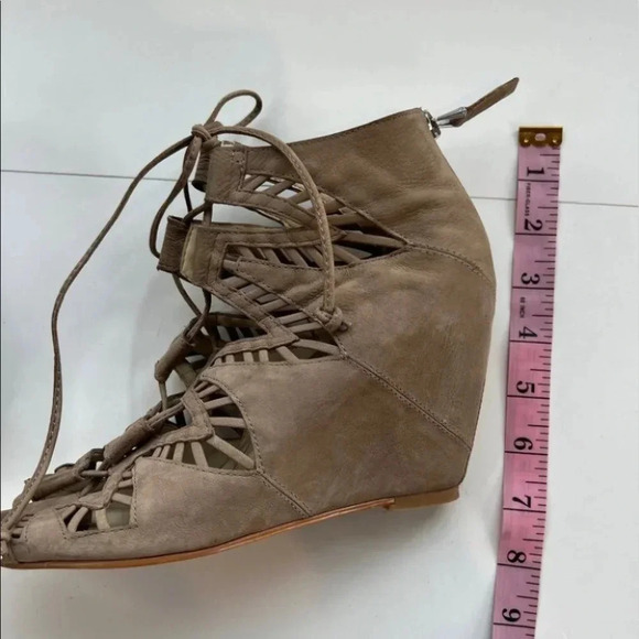 Dolce Vita Shandy Lace Uo Wedge Peep Toe Booties Taupe Nubuck - Picture 2 of 11